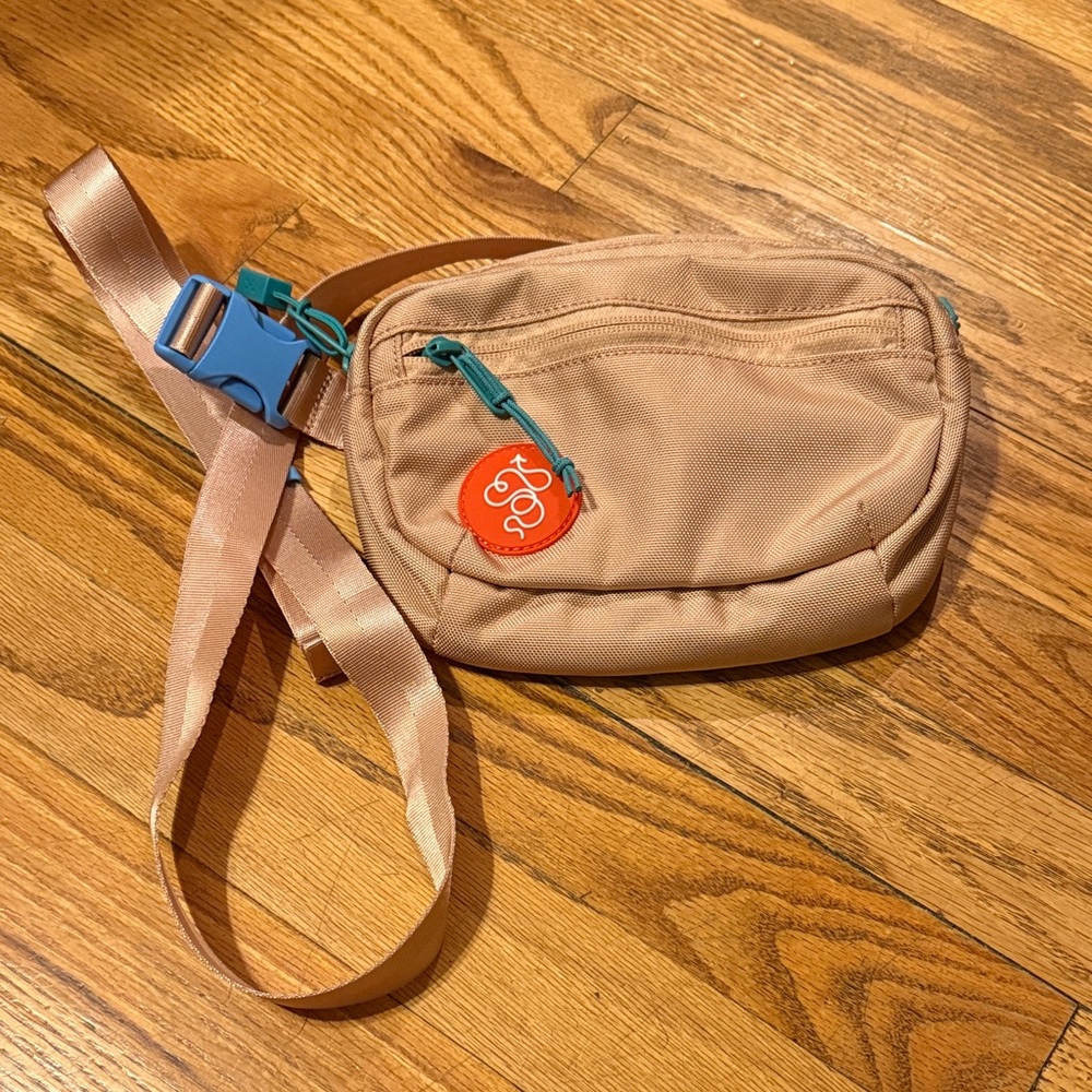 BNWOT Baboon to the Moon Fannypack Mini in Maple Sugar